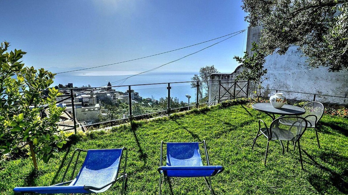 Ravello Villa | Villa Arletta: A characteristic two-story ancient house located on a hillside, facing the sea.