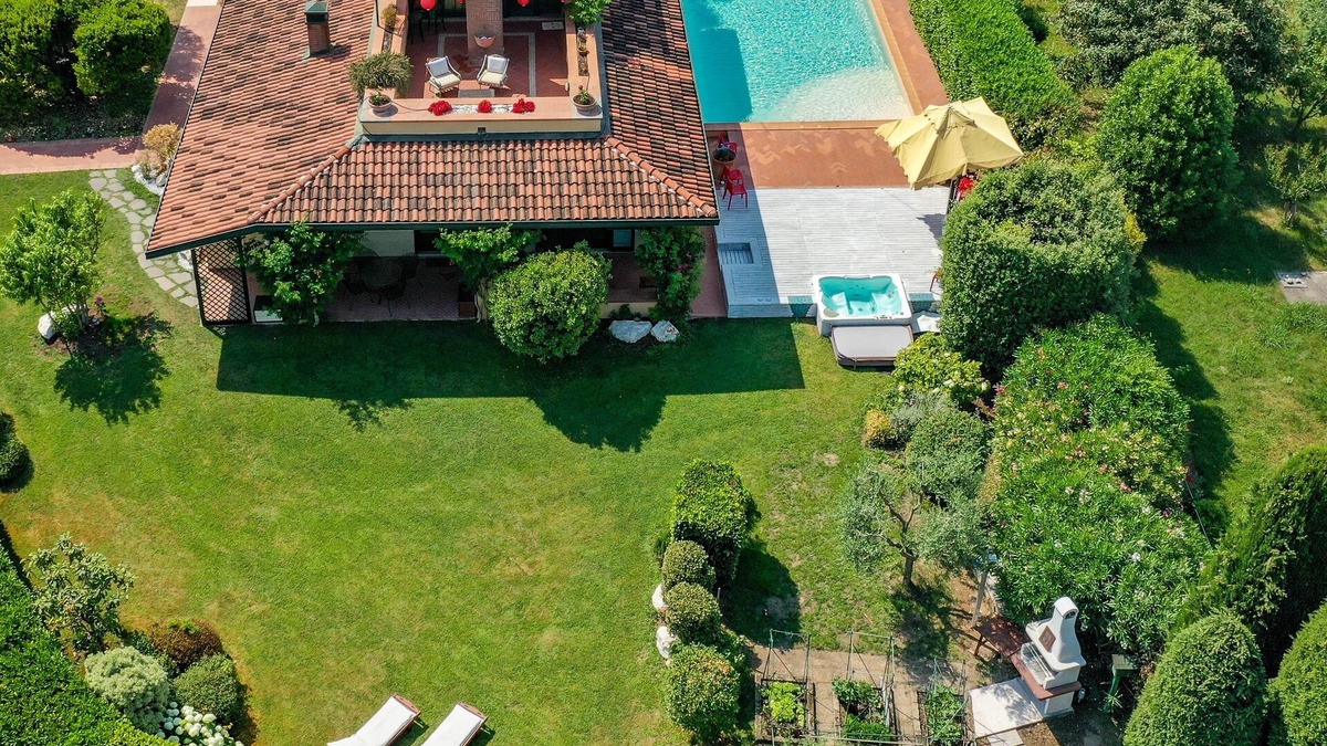 Padenghe sul Garda Villa | Villa Artemisia - elegance & relaxation just 300 m from Lake Garda