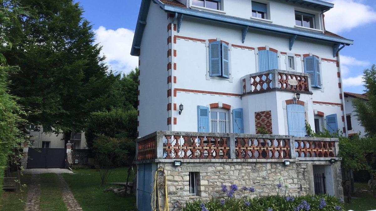 Bayonne Villa | Villa Avec Piscine sur les Hauteurs de Bayonne, et à 10 Minutes des Plages!