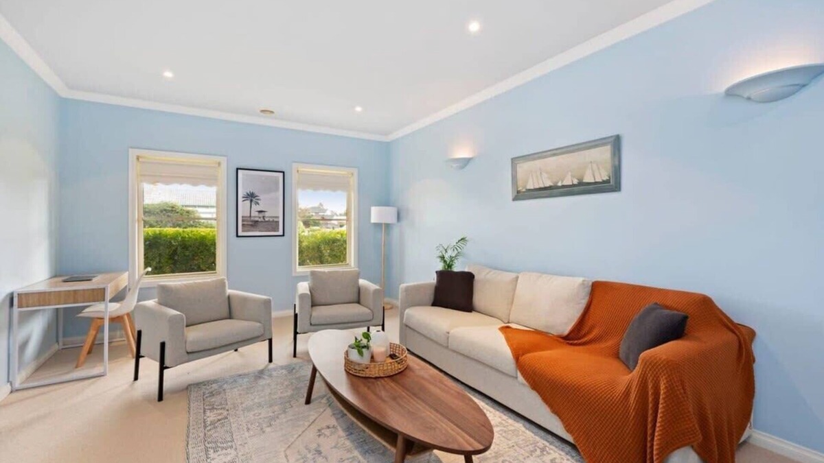 Torquay House | Villa Avisa: 3 minute walk to White's Beach