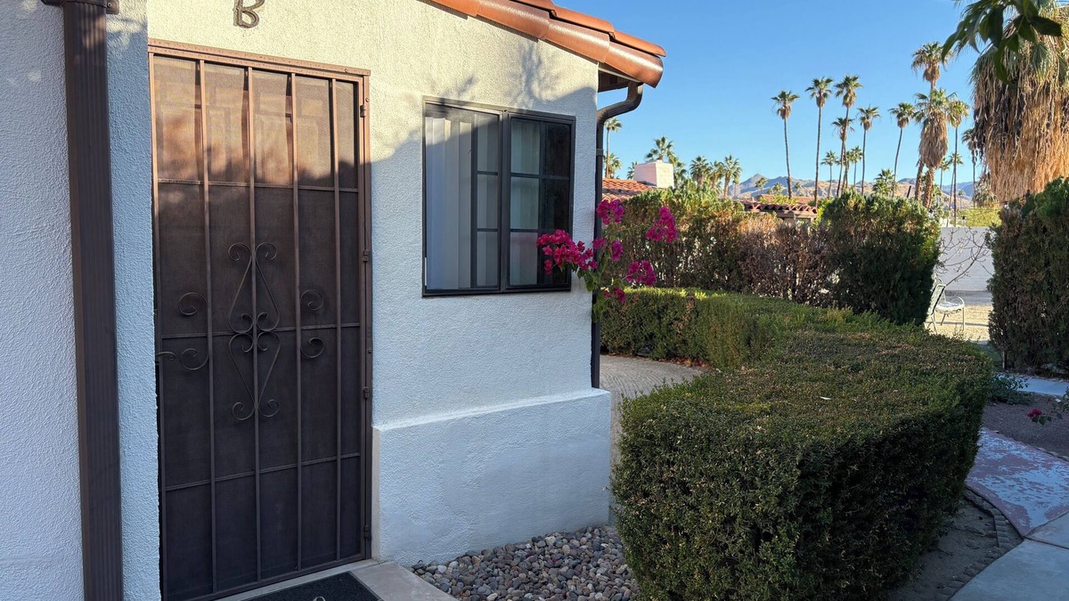 Historic Tennis Club Villa | Villa B - a cozy studio with kitchen a minute away from downtown Palm Springs!