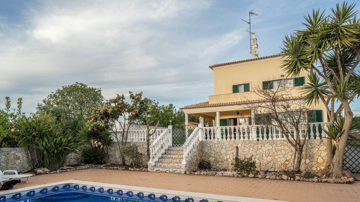Barrocal Villa | Villa 'Bee Home Alojamento Local' with Private Pool, Private Terrace and Wi-Fi