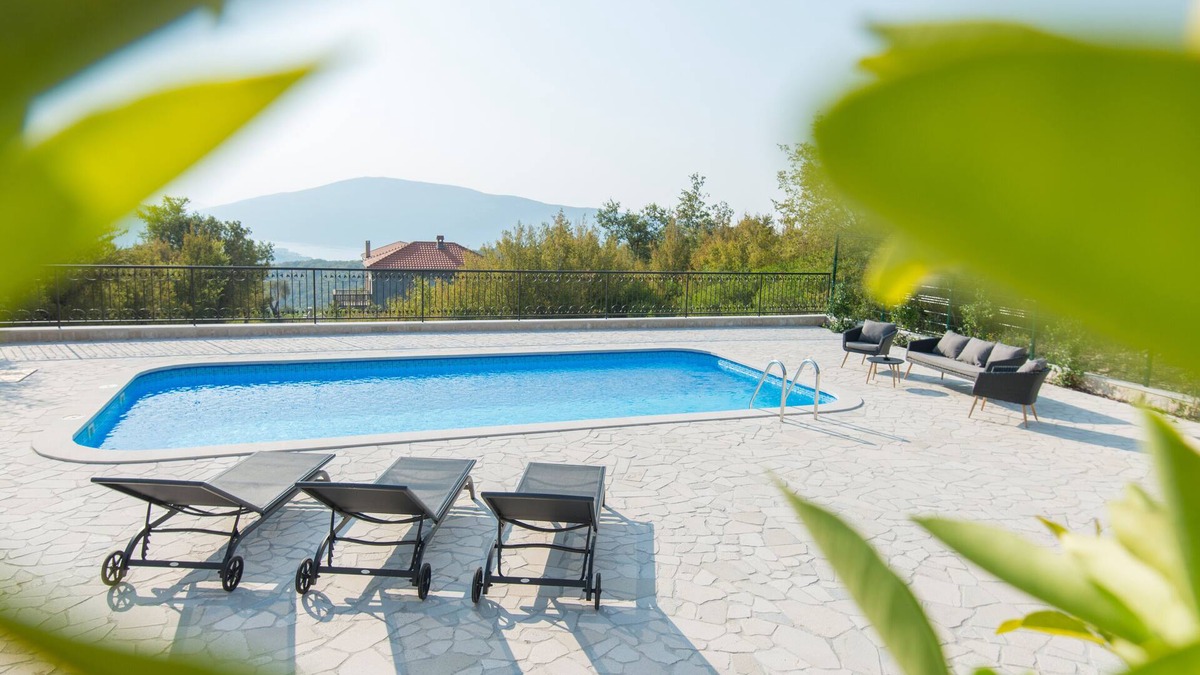 Podi Villa | Villa Bell Air Podi - Secluded villa with a large pool, terrace and garden