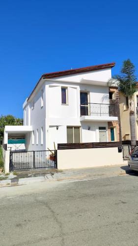 Oroklini Villa | Villa between lake and sea