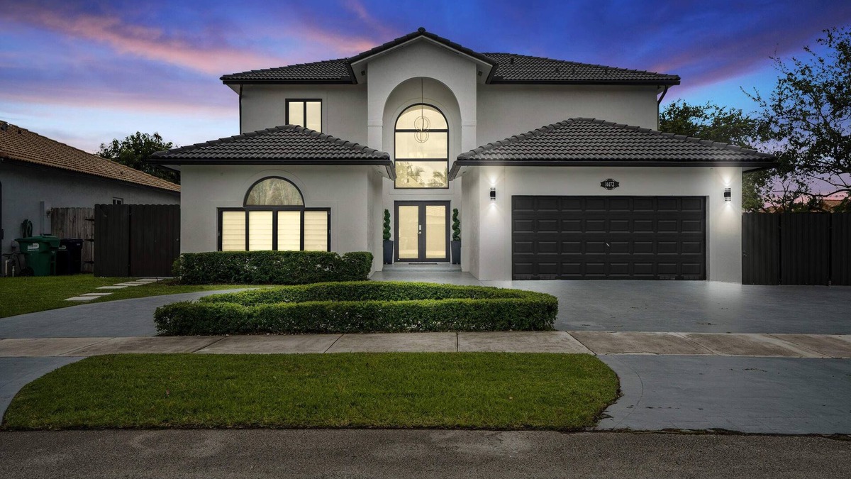 Country Walk Villa | Villa Blanca ~ Mega Home w Games, BBQ, and more!