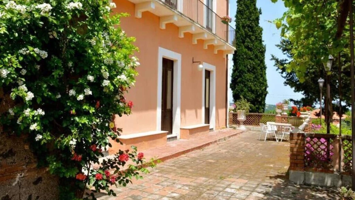 Viagrande House | Villa Bonaccorso - The Mansion An oasis of tranquility surrounded by nature at the foot