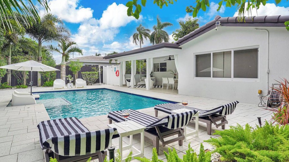 North Andrews Gardens House | Villa Cabana near beaches with heated pool