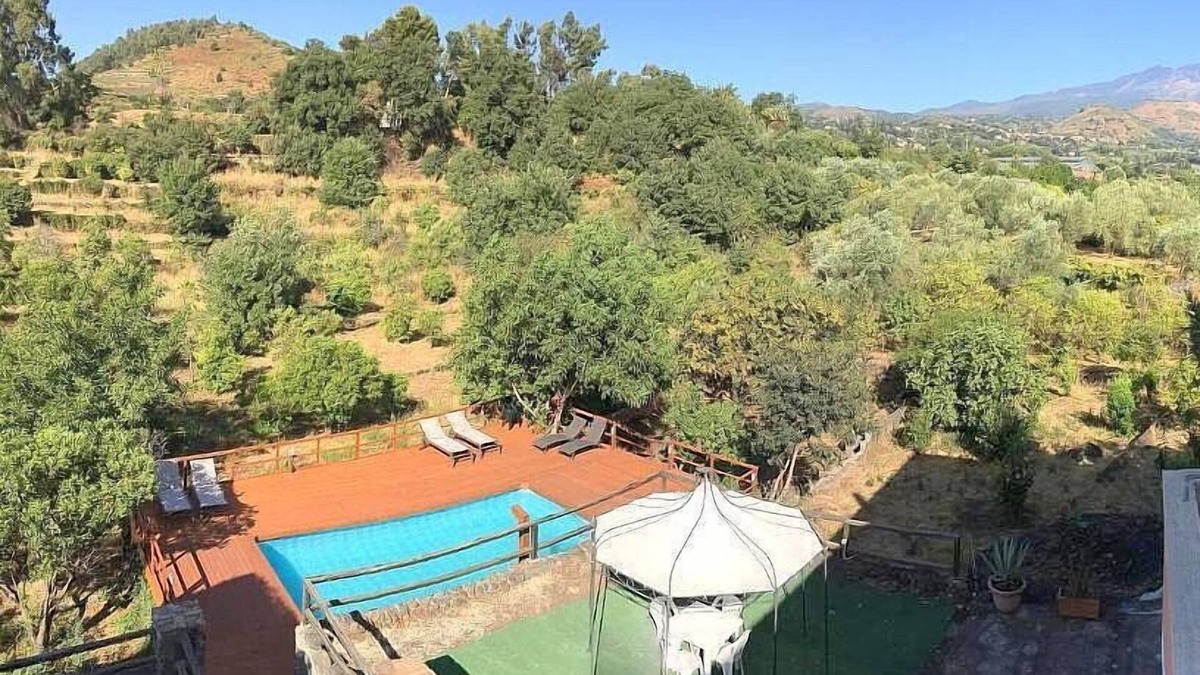 Viagrande House | Villa Carlina B: A graceful apartment surrounded by the greenery.
