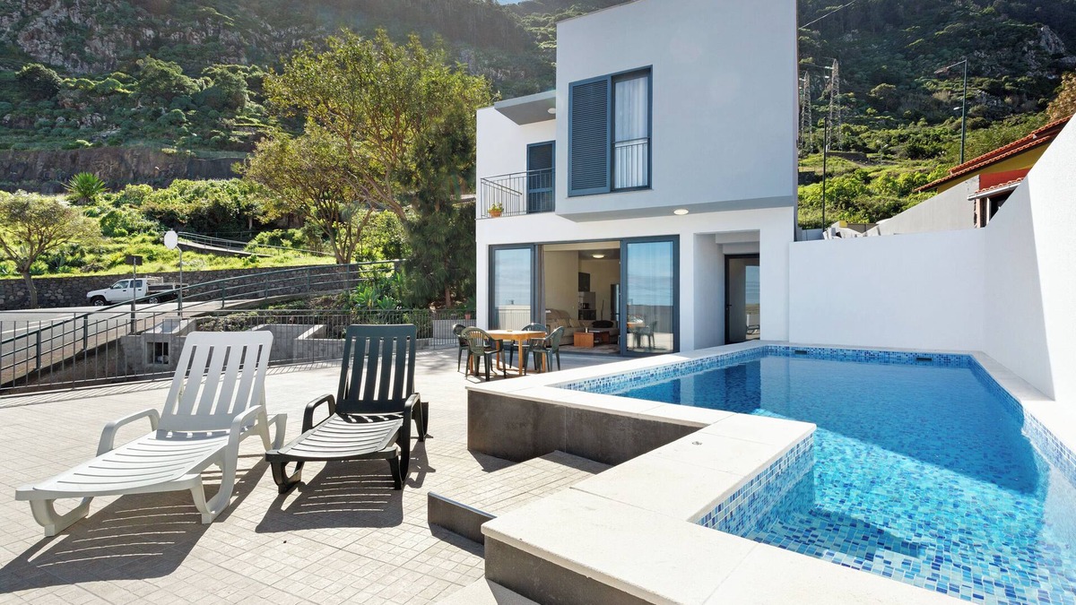 Machico Villa | Villa "Casa Da Pontinha" with Sea View, Private Garden, Outdoor Pool & Wi-Fi