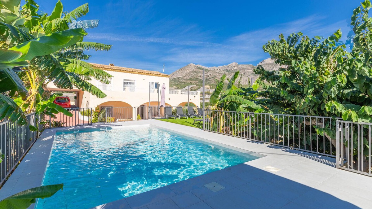 Callosa d' En Sarria Villa | Villa "Casa Rural Altaret" with Sea View, Pool, Garden & Wi-Fi