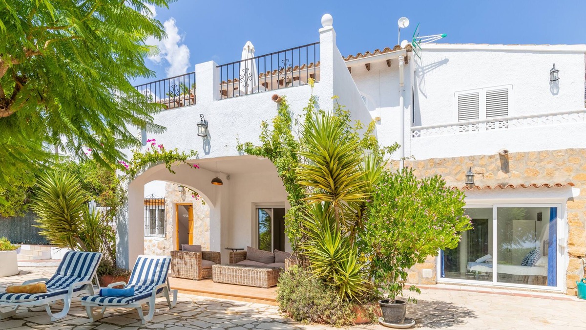 El Tesoro Villa | Villa Casa Verde, Sun-drenched and Private Pool close to beach