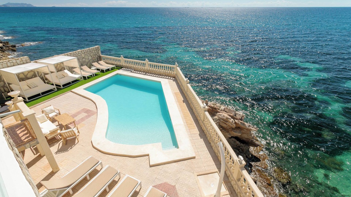 Coveta Fuma Villa | Villa Celia located on the first line of the sea with direct access to the sea!