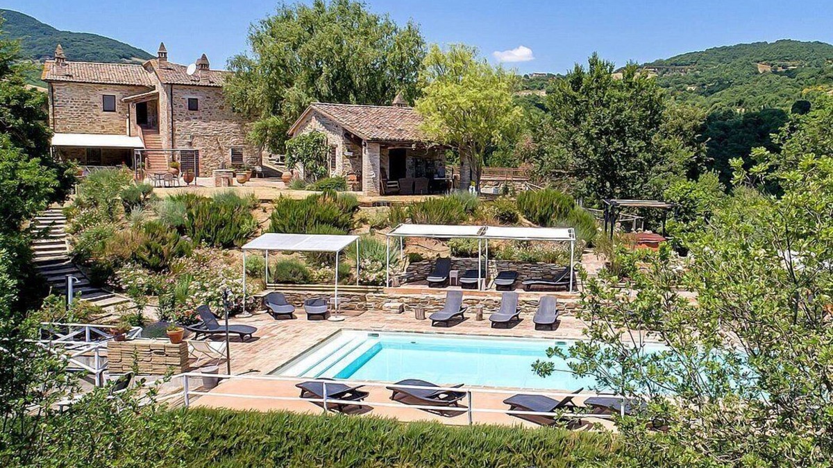 Umbertide House | Villa Cenobio F: A characteristic and welcoming apartment that is part of an ancient country house made of stone, with Free WI-FI.