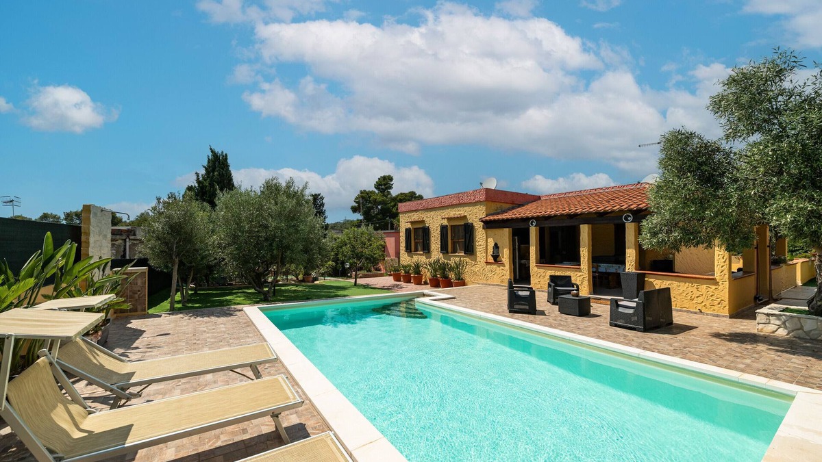 Quartu Sant'Elena Villa | Villa 'Chiara' with Mountain View, Wi-Fi and Air Conditioning