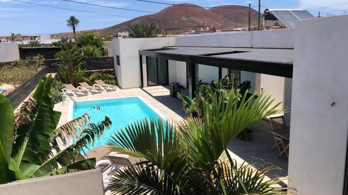 Lajares Villa | Villa "Cielo Azul", modern villa with heated saltwater pool, Wlan 300MBit/s