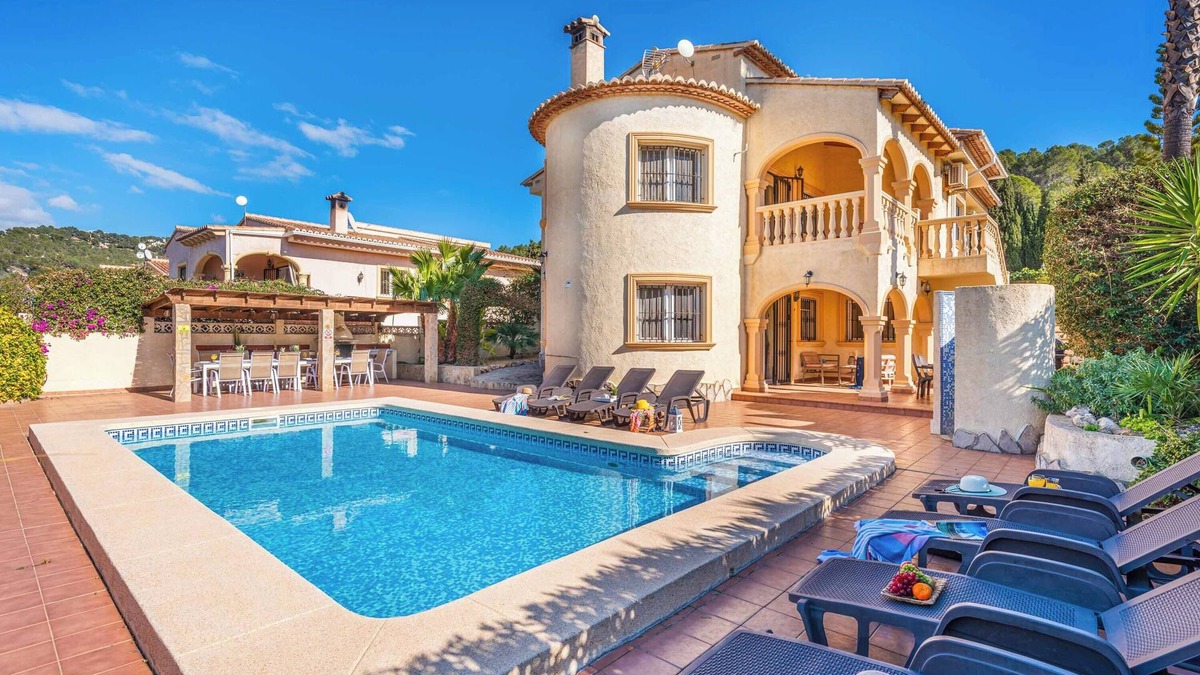 La Empedrola Villa | Villa Comodo - Six Bedroom Villa, Sleeps 14
