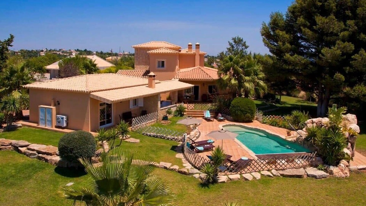 Carvoeiro Villa | Villa Concha - Wonderful 6 bedroom villa, fenced in pool, outside bar, close to