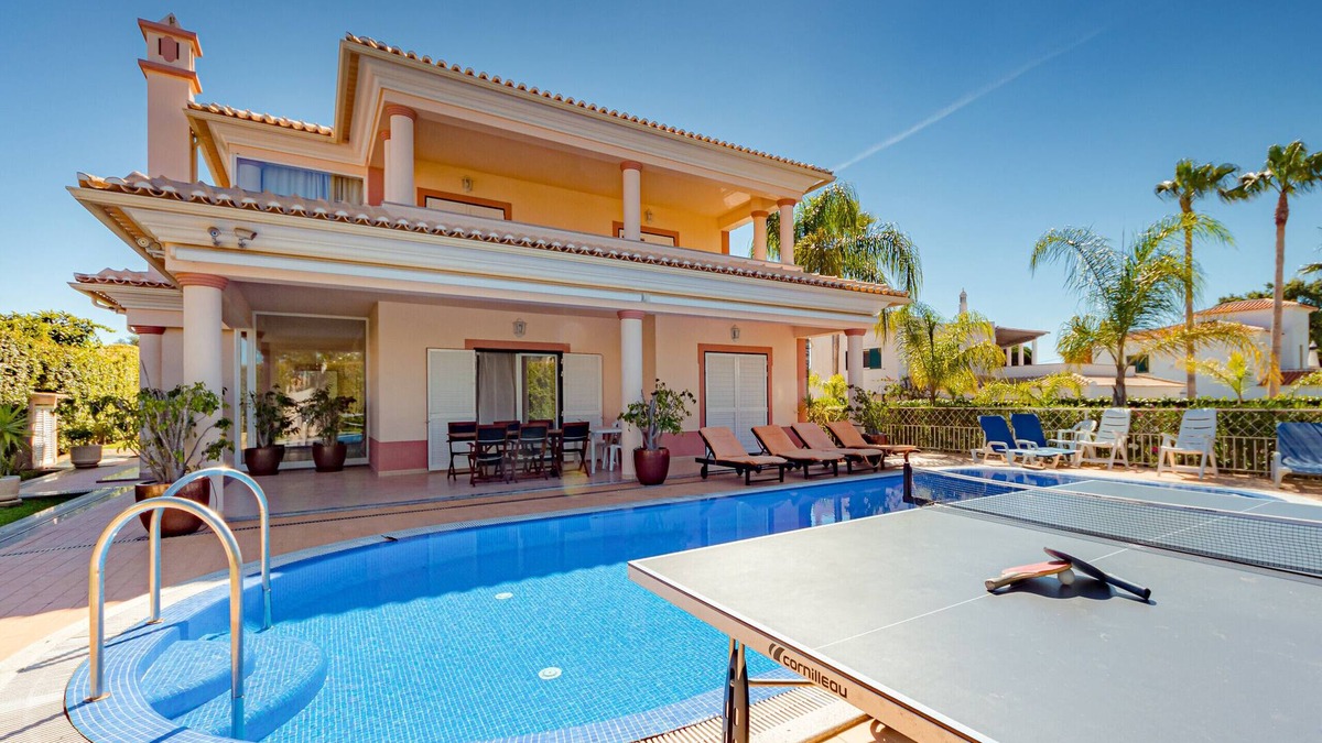 Albufeira Villa | Villa Cor de Rosa is a modern, spacious villa close to Albufeira