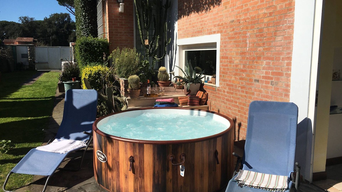 Lido di Camaiore House | Villa Cora 250 mts from beach with Jacuzzi in the garden
