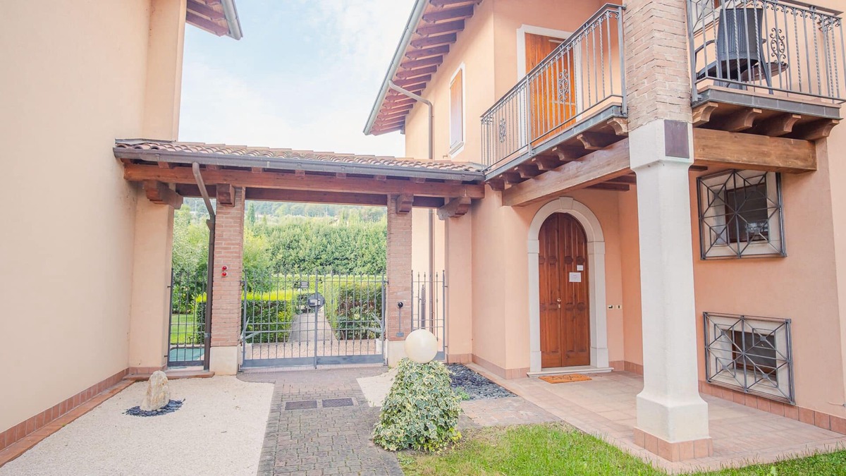 Lonato del Garda Villa | Villa Corte Barcuzzi - Italian Homing