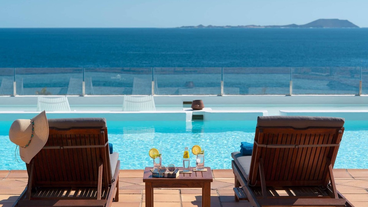 Playa Blanca Villa | Villa Costa Roja with swimming pools, jacuzzi, mini golf, paddle tennis and sea and volcano views
