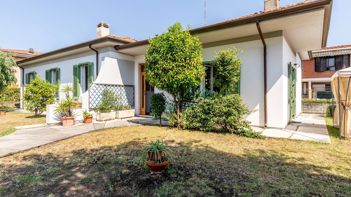 Marina di Carrara Villa | Villa 'Dalla Nonna' with Private Garden
