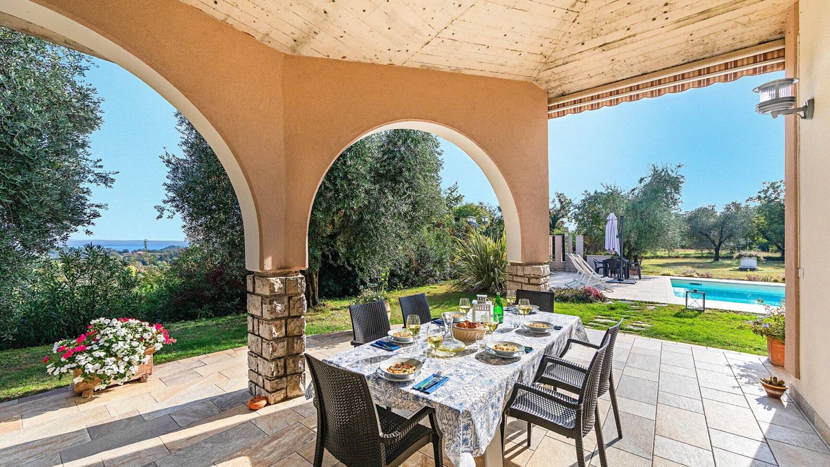Soiano del Lago Villa | Villa Daniela con piscina vista lago by Wonderful Italy