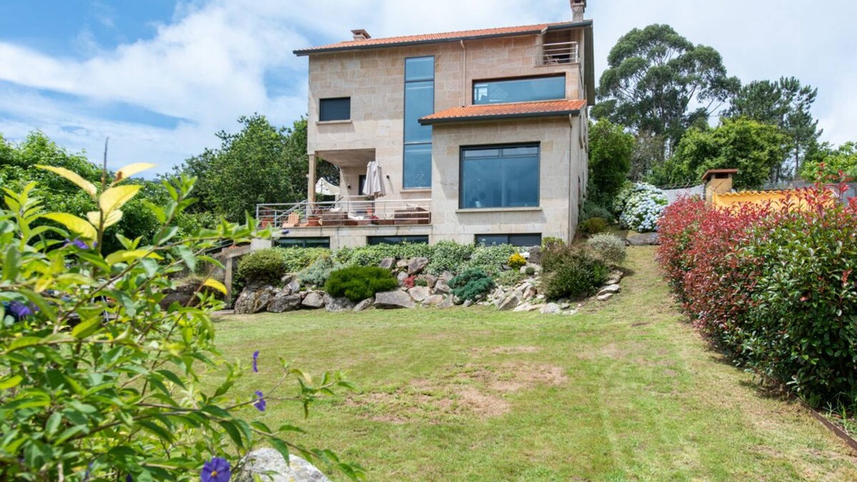 Cangas Villa | Villa de Campo - Six Bedroom Villa, Sleeps 12