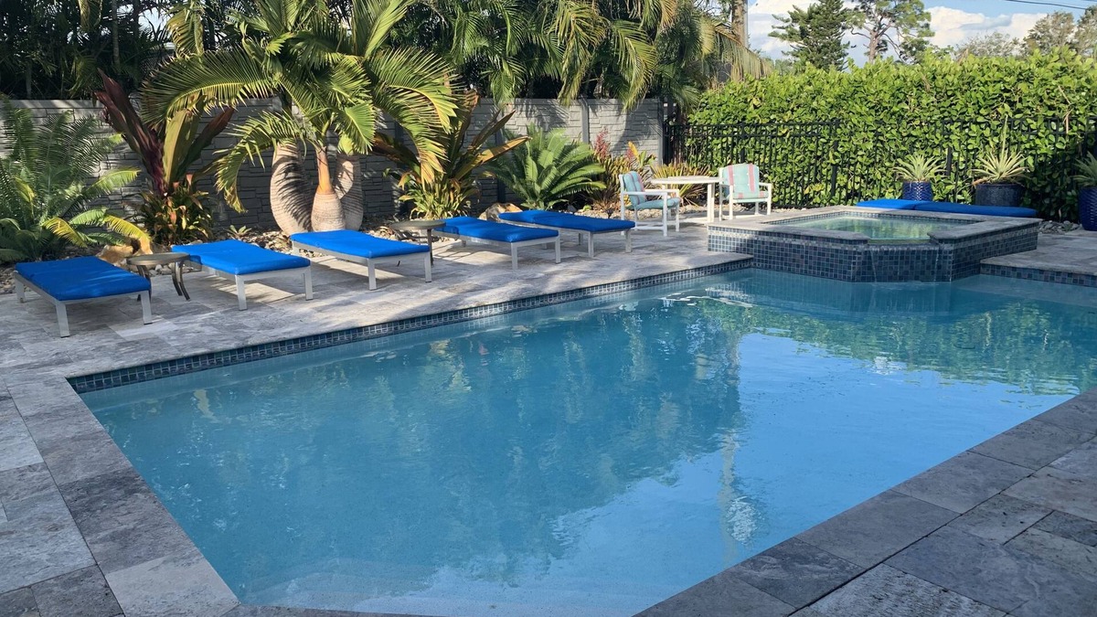 Naples Park Villa | Villa de Charme :Heated Salt Water Pool & Spa, Walk to the Beach, Summer is Open