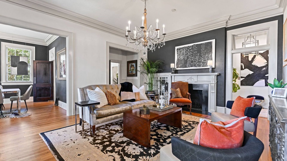 Montgomery House | Villa Deileoni -Elegant- 3 Bed 3/bath in Old Cloverdale