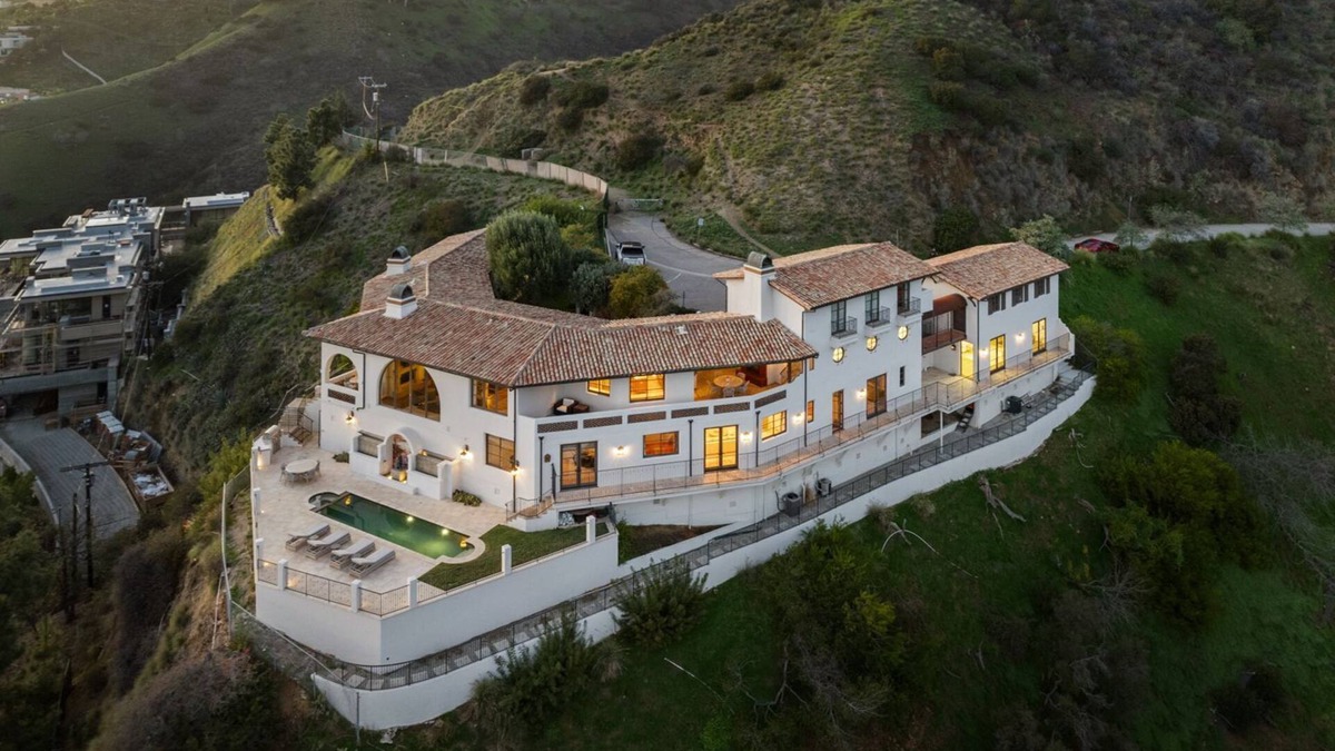 Hollywood Hills Villa | Villa del Cielo - Spanish Style Villa with 270 Degree City Views!