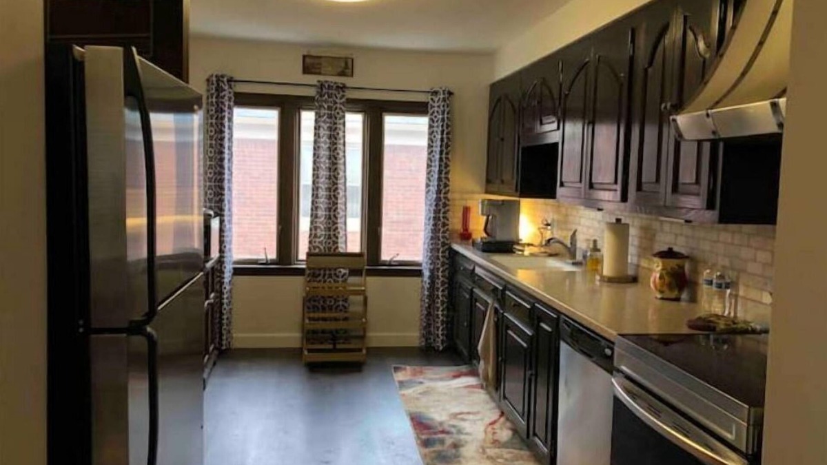 Grosse Pointe Apartment | Villa del Lago-Luxury King w/2 Queens in Windmill Pointe