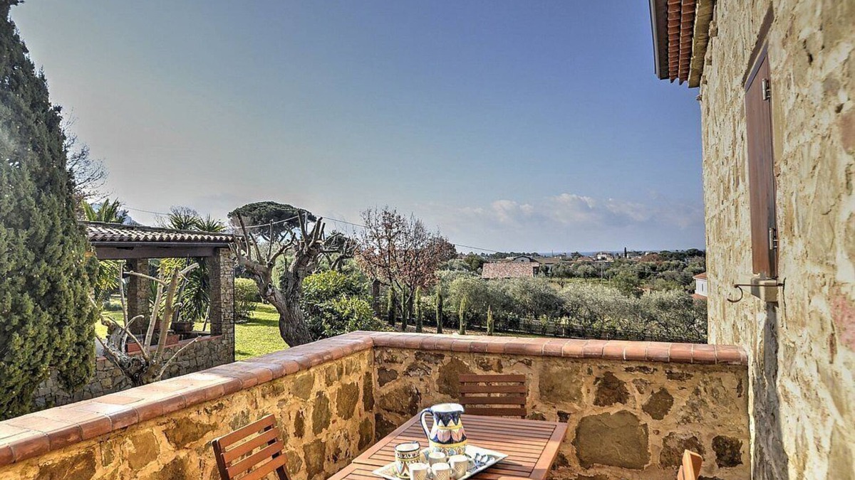 Castellabate House | Villa delle Pigne A: A characteristic and welcoming apartment surrounded by the greenery, with Free WI-FI.