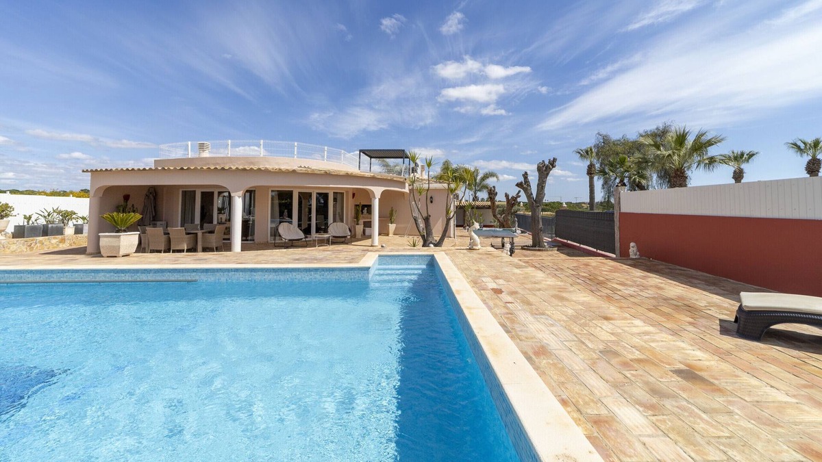 Albufeira Villa | Villa Dolce Vita is a pretty single story villa with swimming pool