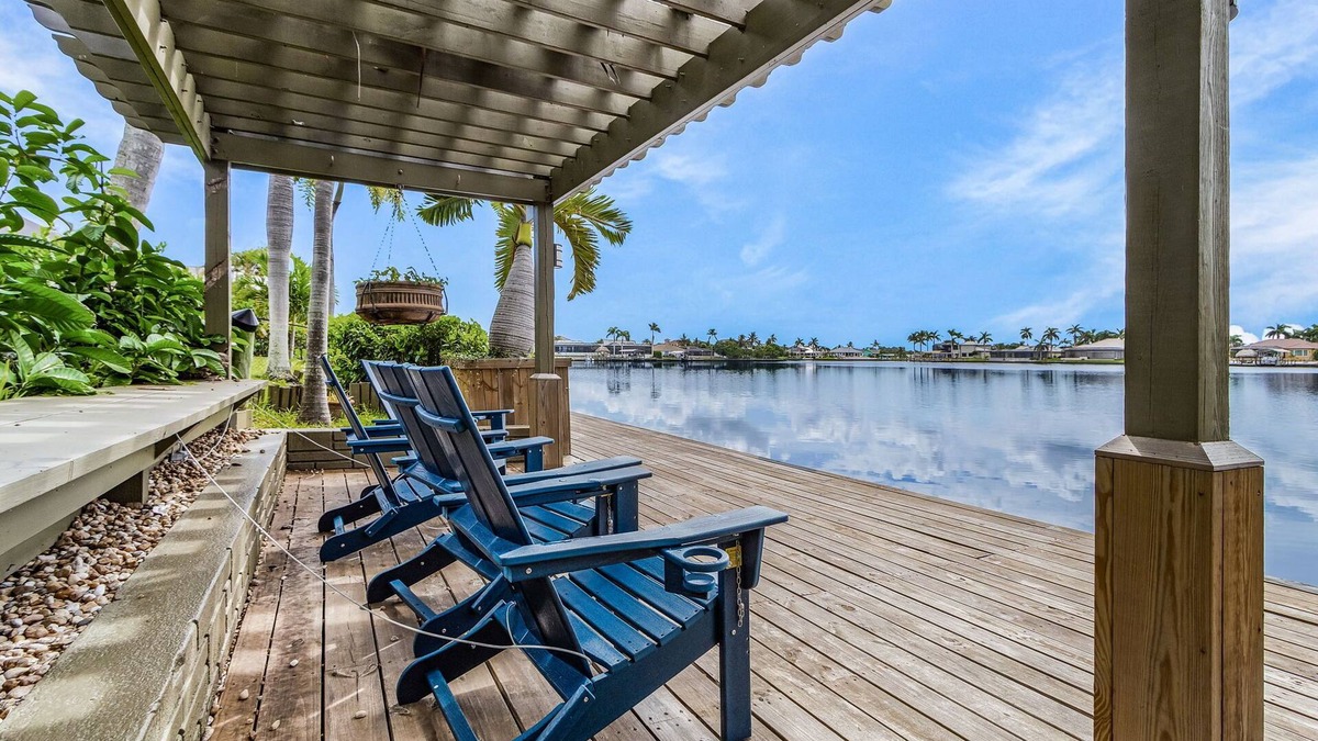 Eight Lakes Villa | Villa Dolphin – Waterfront at 8-Lakes Area