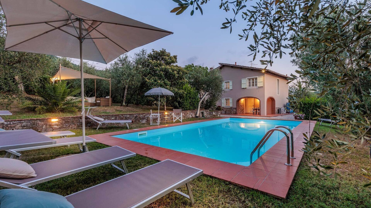 Lucca Villa | Villa Dondolino, a Stylish Farmhouse with Private Pool close to Lucca and the Beach