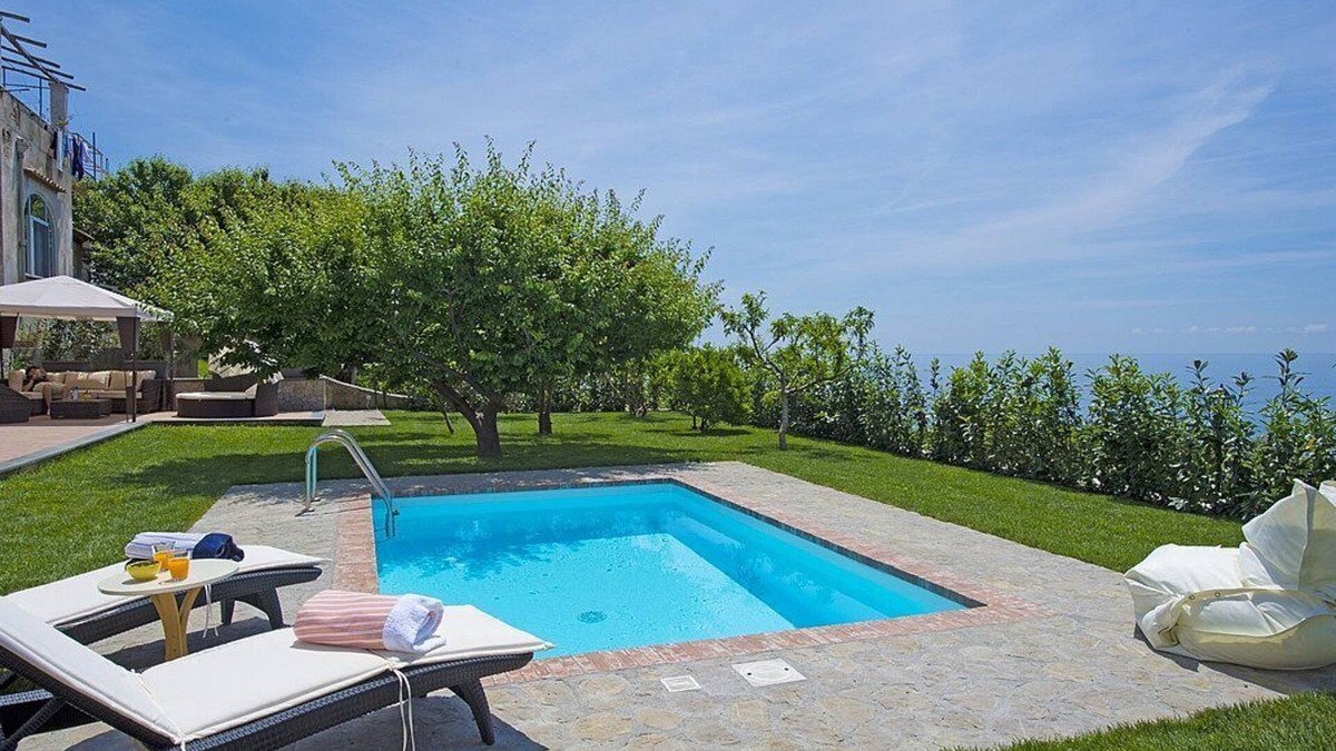 Praiano Villa | Villa Dorata: A bright and elegant three-story villa built on the sloping cliff in front of the sea, with Free WI-FI.