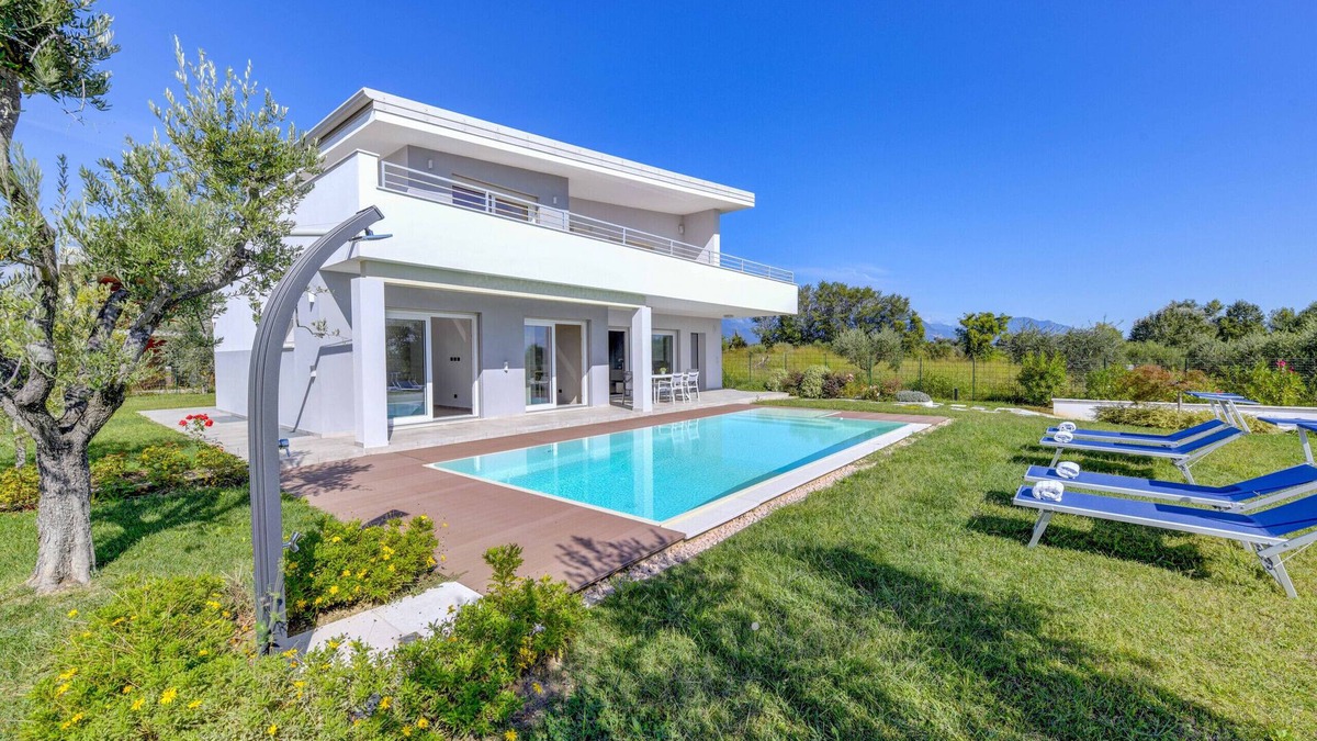 Moniga del Garda Villa | Villa Easy chic in Moniga del Garda with private pool
