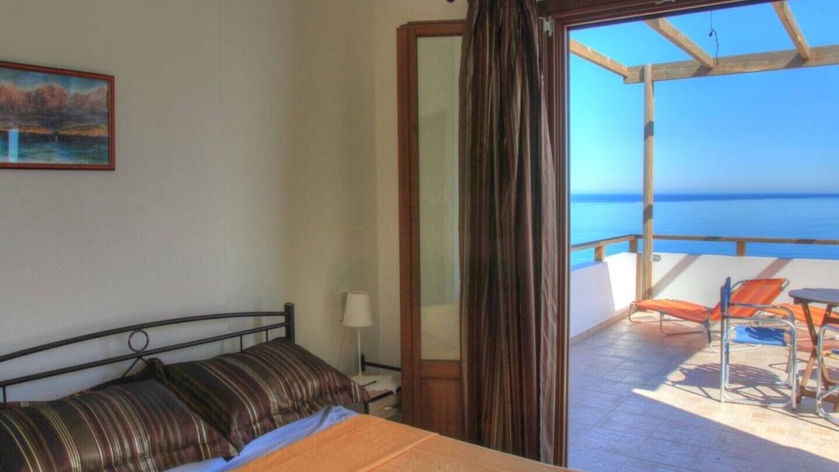 Mochlos Apartment | Villa Eirene Spacious apartment with sea view in small village.