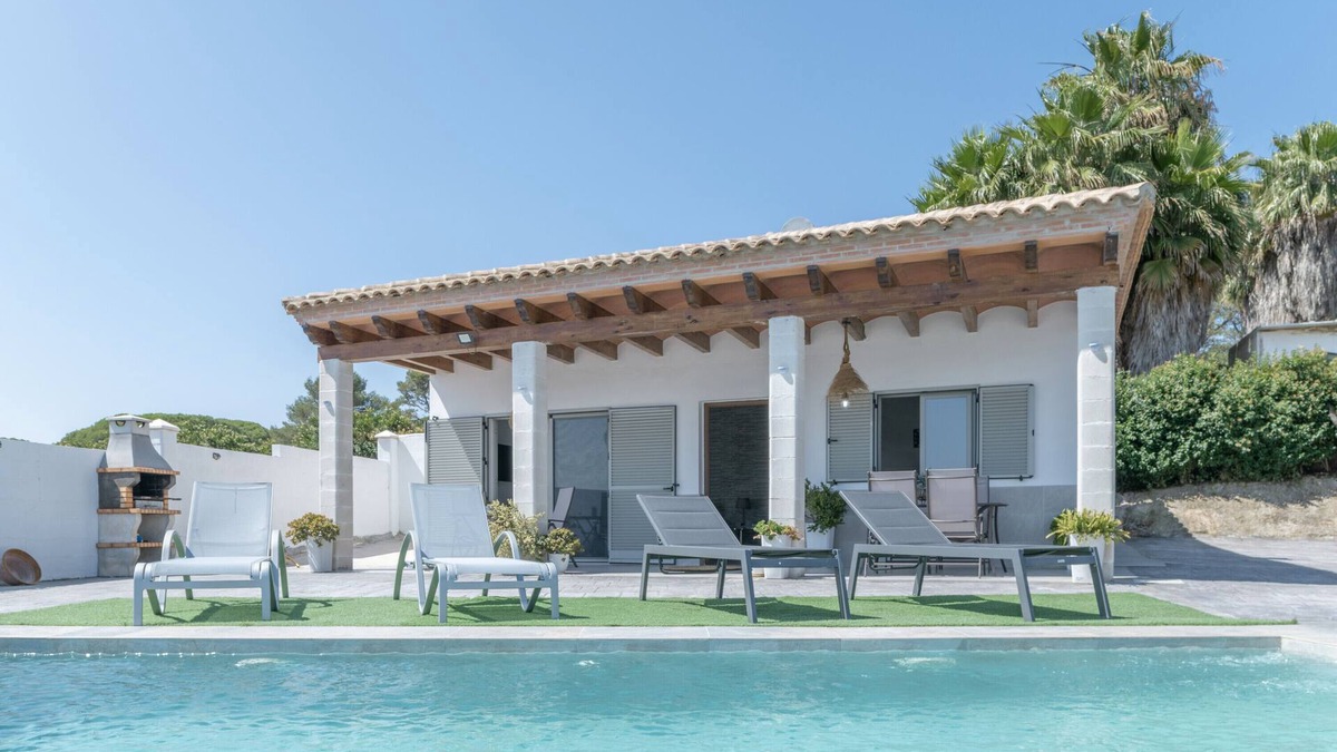 Barbate House | Villa 'El Olivar 2' with Mountain Views, Wi-Fi and Air Conditioning