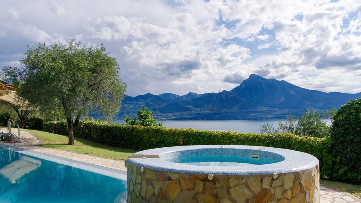 Frader Villa | Villa 'Elysium' with Lake View, Wi-Fi and Air Conditioning