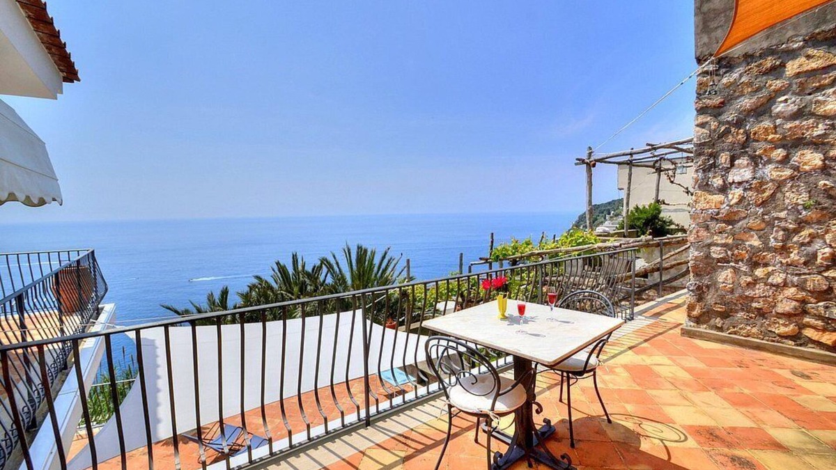Praiano Villa | Villa Fabiola: A bright and elegant three-story villa with the fascination of the typical and ancient mediterranean houses.