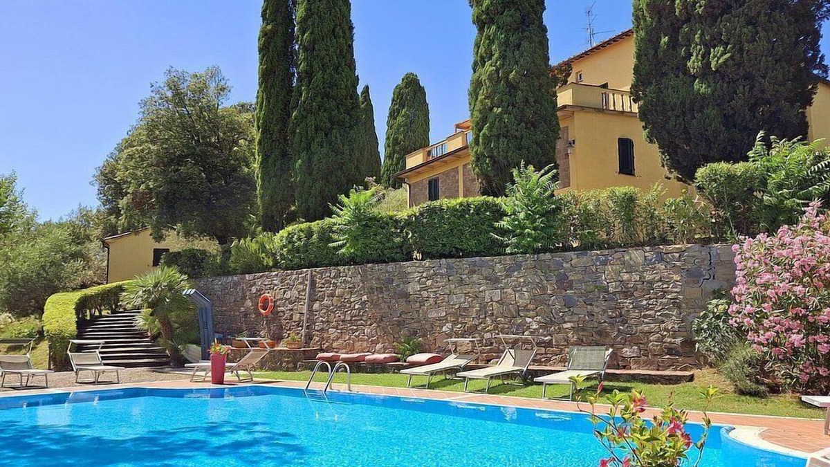 Il Poggio Villa | Villa Farnetta: A spacious and welcoming three-story villa located in the heart of the Val d'Orcia, with Free WI-FI.