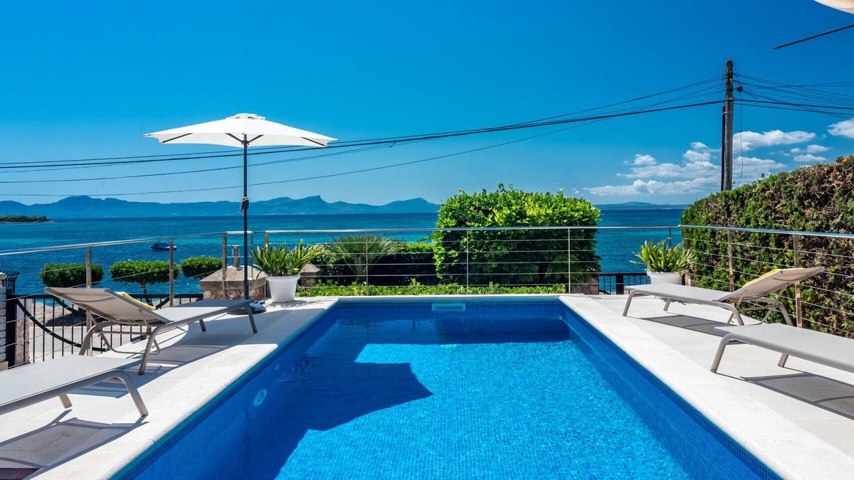 Alcanada Ski Chalet | Villa FARO for 8 in front of the sea in Alcanada with swimming pool