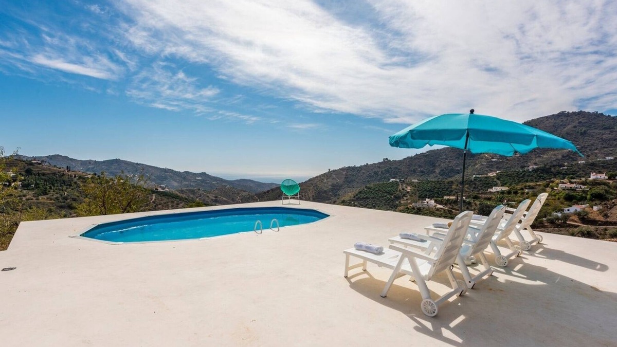 Sayalonga Villa | Villa Felicidad Sayalonga by Ruralidays
