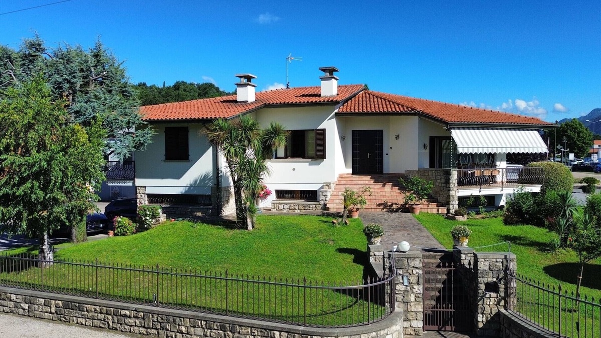 Raffa Villa | Villa Fiorita a Puegnago By Bookinggardalake