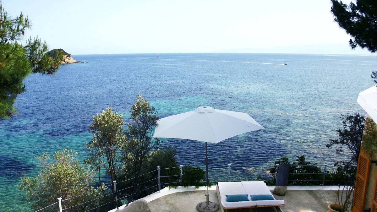 Troulos Villa | Villa Folia, a seafront private villa at the island of Skiathos