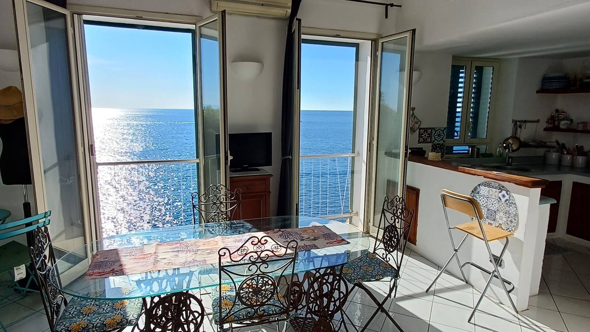 Furore Villa | Villa for 4 persons, overlooking the sea, large outdoor spaces, close to the beach.
