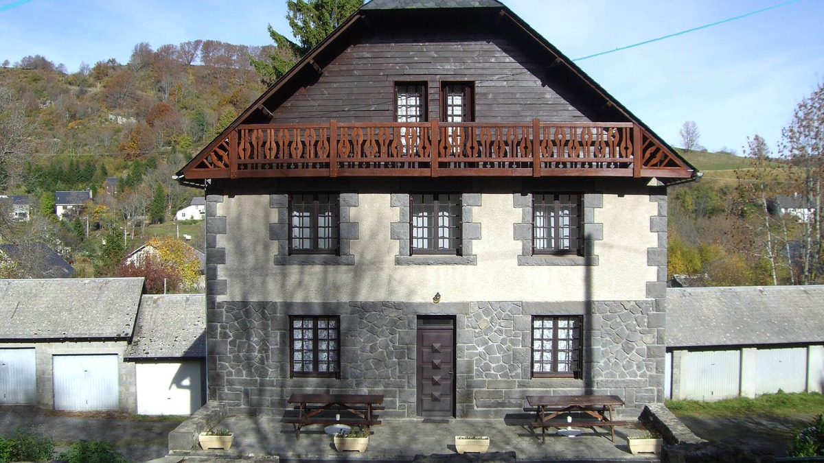 Besse-en-Chandesse Villa | Villa with land for 12 people. PROMO last minute in November