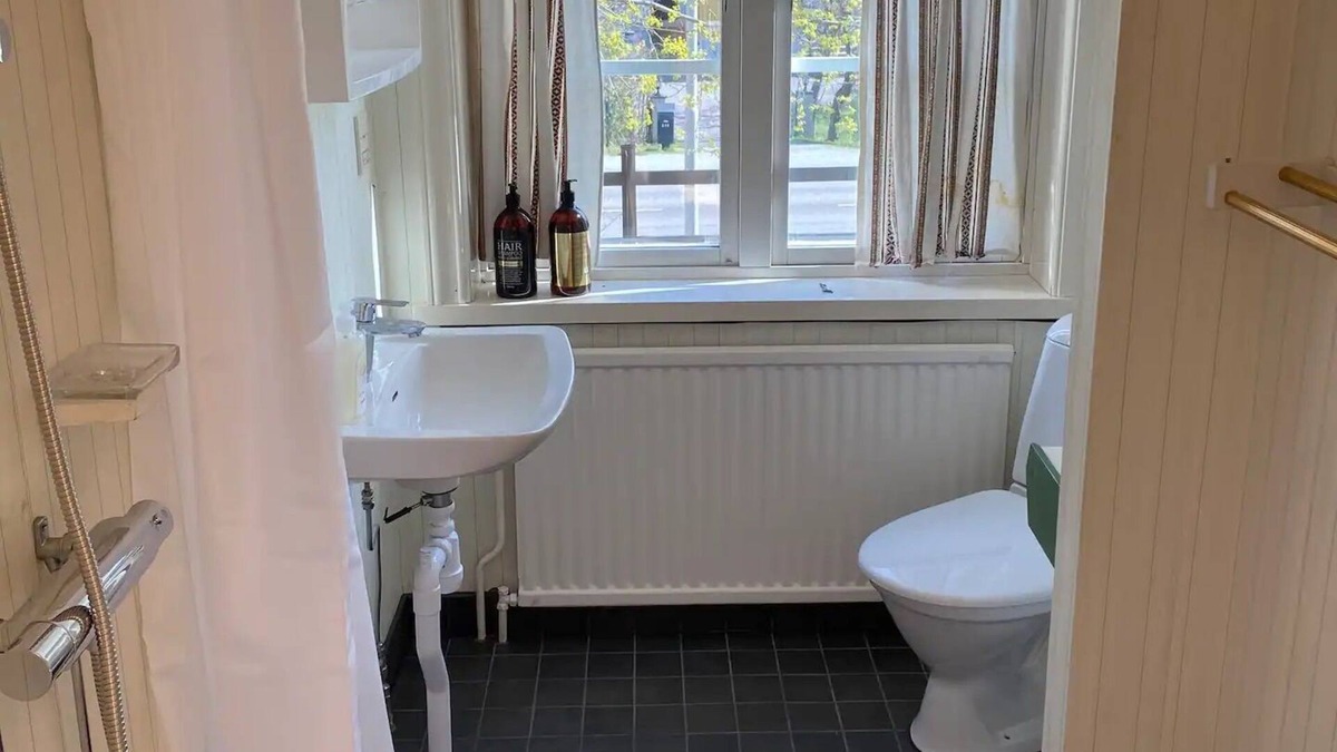 Saltsjo Boo House | Villa from the 1920s with a garden and nearby lake.